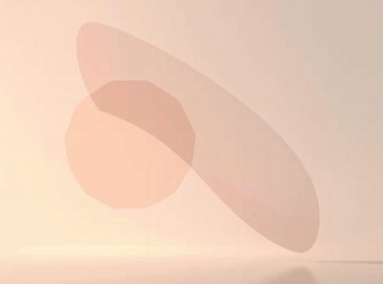 Dwie abstrakcyjne, unoszące się kształty o pastelowych barwach, z subtelnym kontrastem jasności i zaznaczenia.