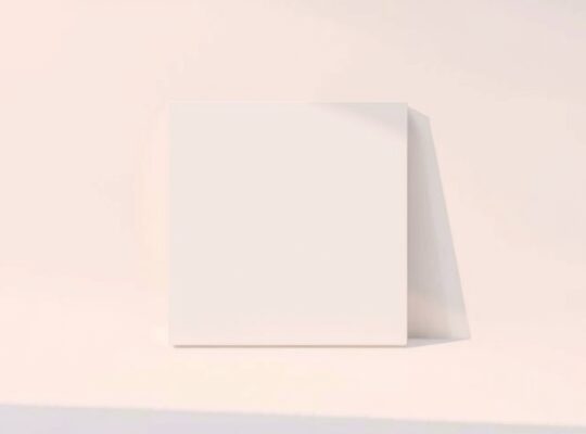 Minimalistyczna, surrealistyczna ilustracja pustego, podświetlonego płótna z subtelnym, niewidzialnym ruchem powietrza.